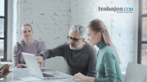 Profesionales sénior colaborando en empresa