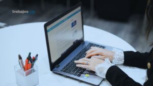 empleado gestionando bienestar digital en el trabajo con herramientas tecnológicas