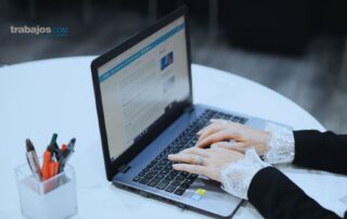 empleado gestionando bienestar digital en el trabajo con herramientas tecnológicas