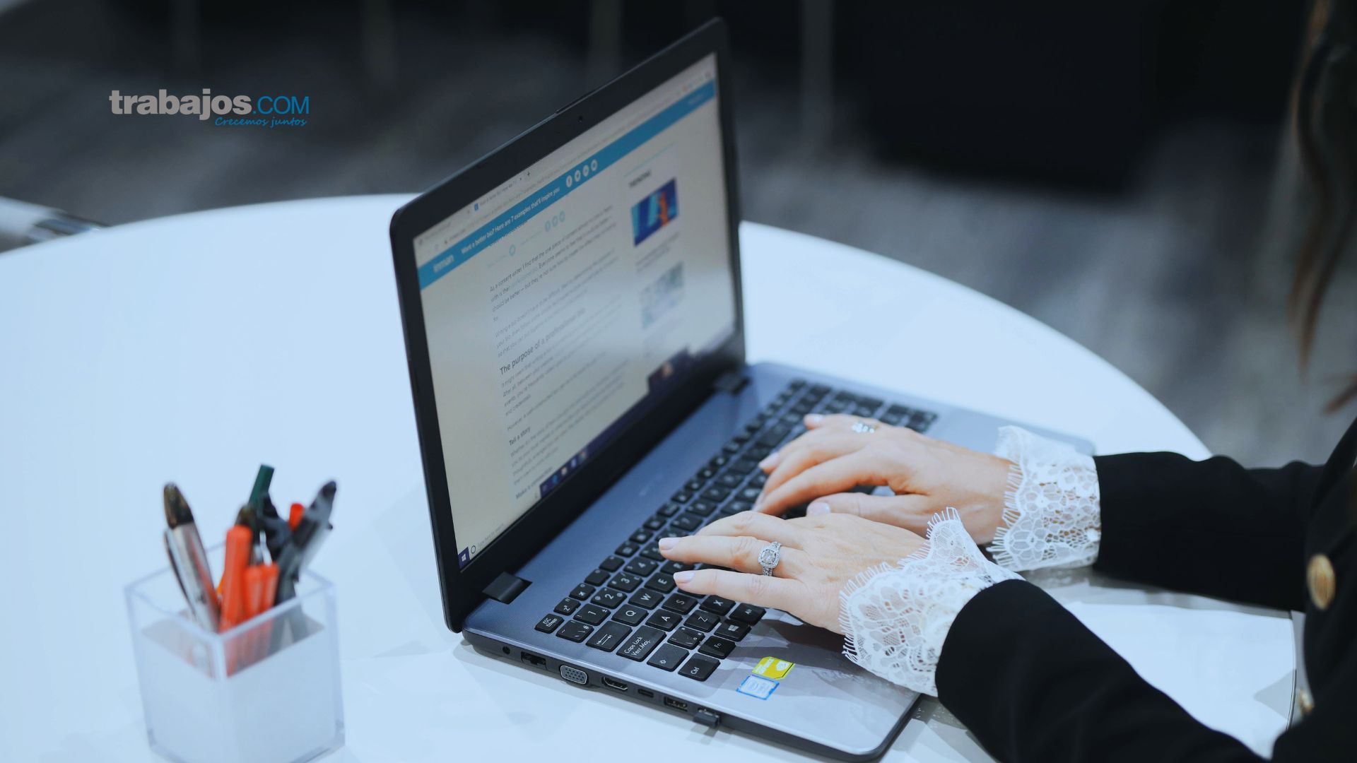 empleado gestionando bienestar digital en el trabajo con herramientas tecnológicas