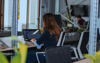 profesionales colaborando en la próxima era laboral impulsada por tecnología e innovación