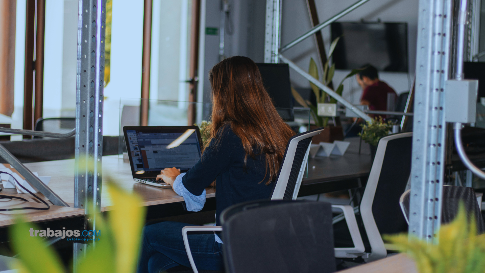 profesionales colaborando en la próxima era laboral impulsada por tecnología e innovación